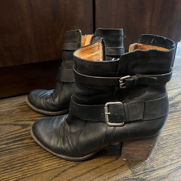 Naya Shoes - Naya Women’s Black Leather Ankle Boots Bootie with Buckle Details size 9